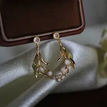 風に揺れる鈴蘭の花のイヤリング【シンプルで合わせやすい・学生向け】