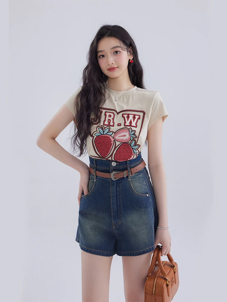 アメリカンビンテージスタイルのTシャツとハイウエストデニムショートパンツセット：高校生が真似しやすいアメリカティーンファッションの実用ガイド
