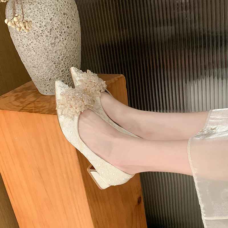 2026春に着たいレディースの流行スタイルは？粗めヒールのフレンチスタイルパンプスで解決！
