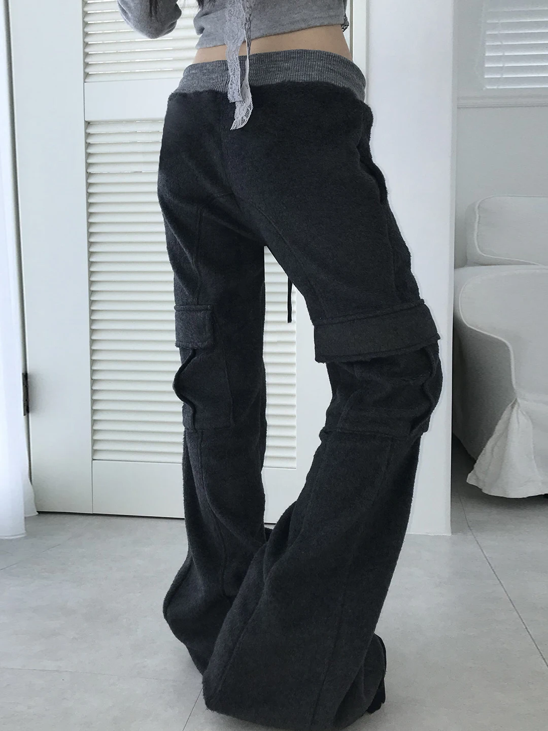 カーゴパンツとスニーカーを組み合わせるとき、どうやって着るの？