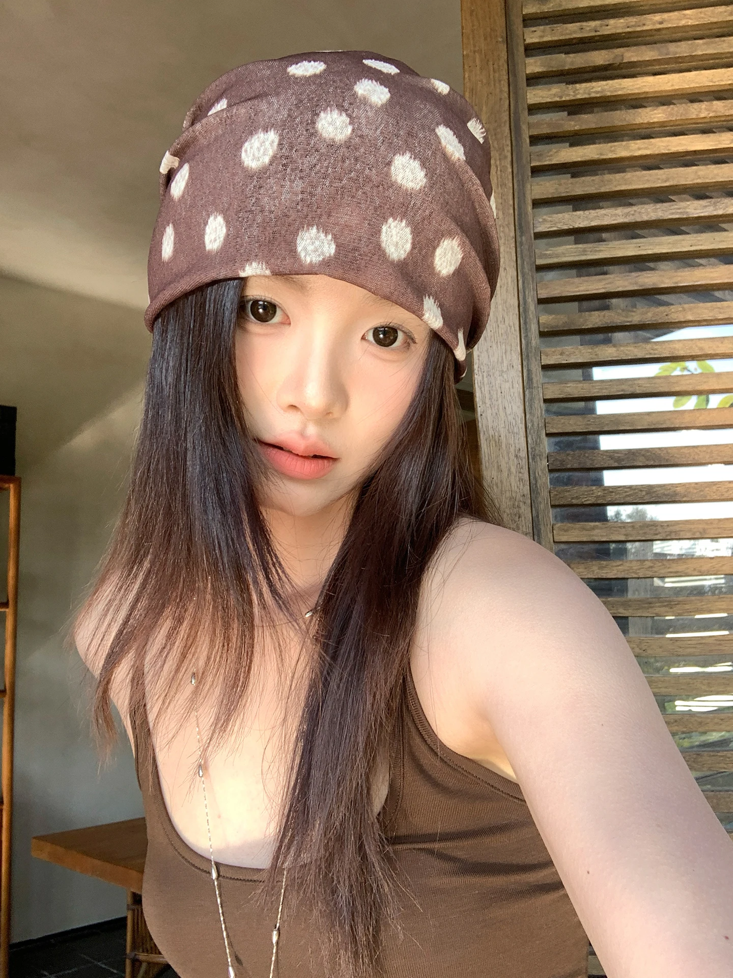 ドットデザインの女性用帽子：夏のファッションに最適な廃墟風ギャザースタイル