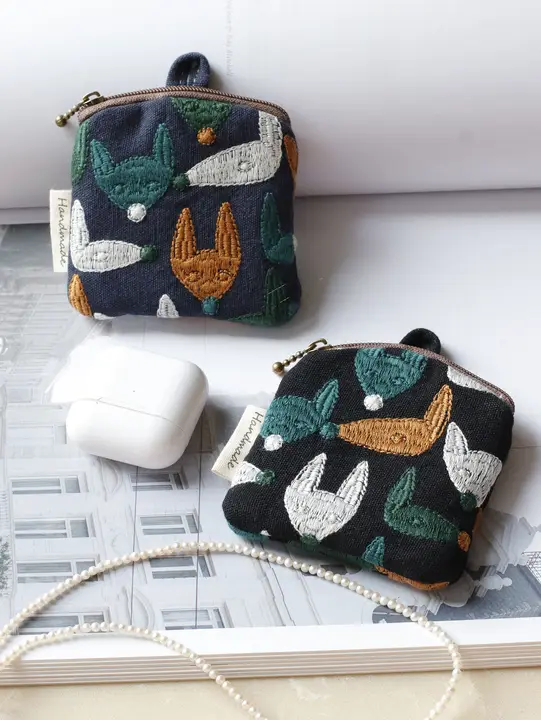 ミニポーチ イヤホンケース ハンドメイド 刺繍 きつね 布製 ワイヤレスイヤホンカバー 小銭入れ ストラップ おしゃれ