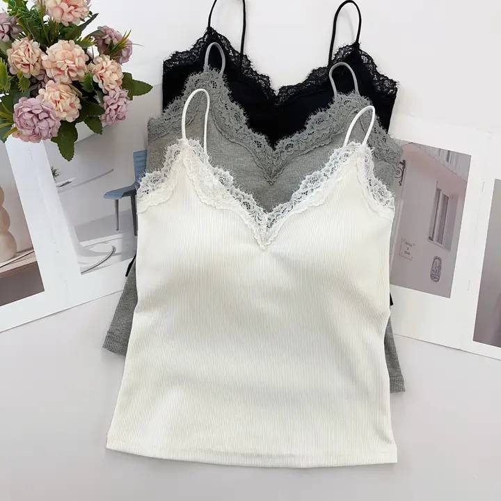 レースフリル付きスリムフィットキャミソール【胸パッド付き・背中美しいデザイン・女性用】