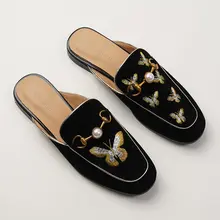 刺繍入り羊皮スエードのローヒールミュールシューズ【黒・レトロデザイン】