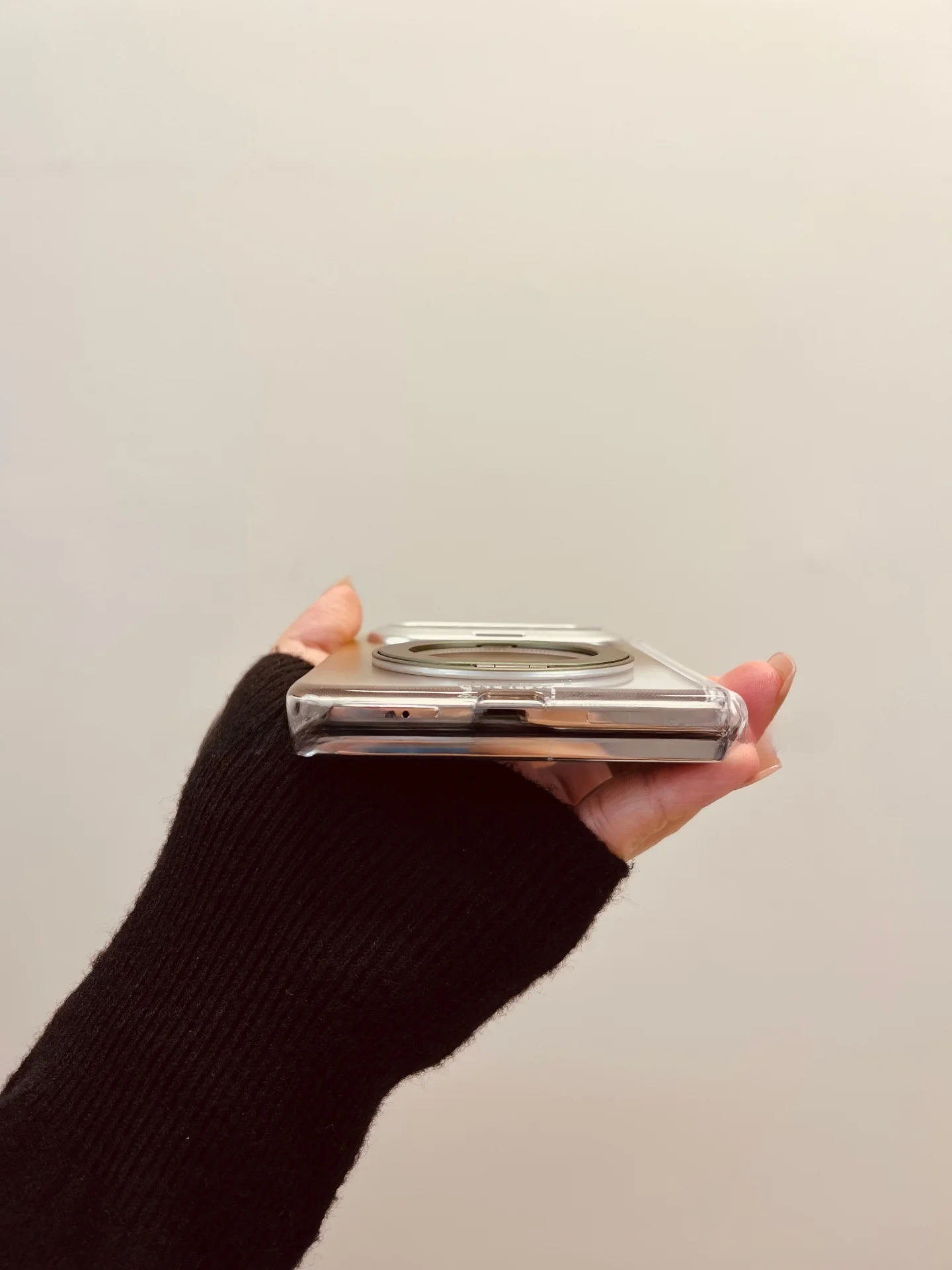 携帯の後ろにつけるやつ：透明グラデーションの緑色支点ホルダーでスマホの安定とデザインを実現