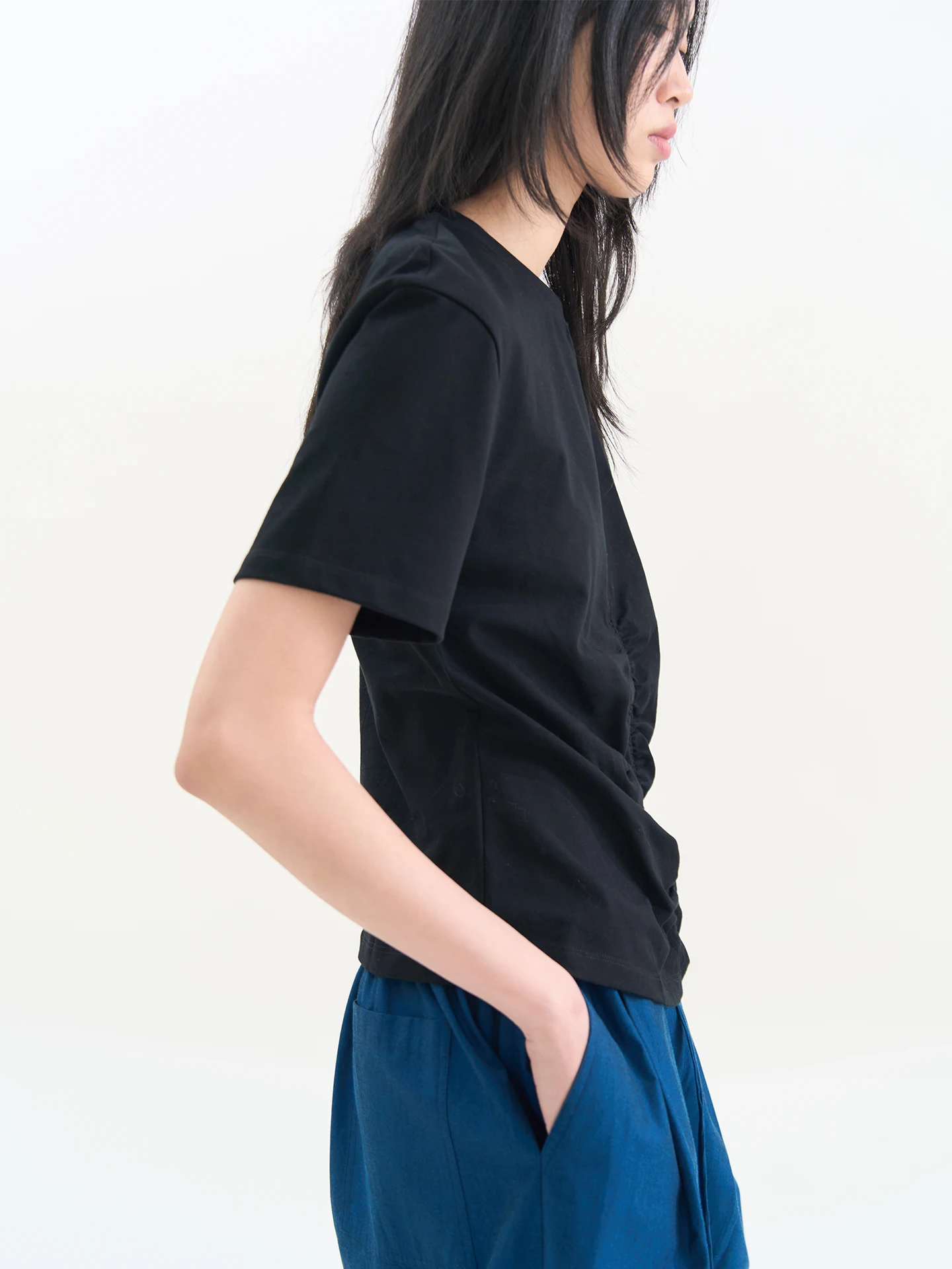 「Tシャツズボンに入れる」のは可能？黒白のシンプルTシャツが通勤スタイルを救う理由