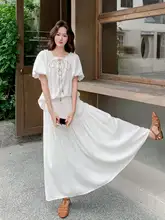 白色オフショルダーのバルーンスリーブトップスとスカートの女性用夏服【上品なデザイン・二部作】