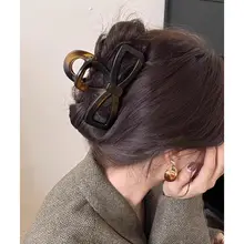 ダルメシアン模様の透かしリボンヘアクリップ【高級感・秋冬用】