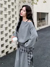 グレーの秋のスタイル！オフショルダーのパーカーとチェック柄ワイドパンツ（セットアップ対応）