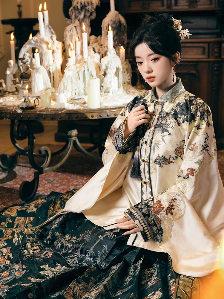 服が清楚になるには、デザインと素材のバランスが 鍵！？