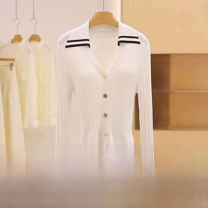 シンプルなVネックニットカーディガン【フィット感・秋用】