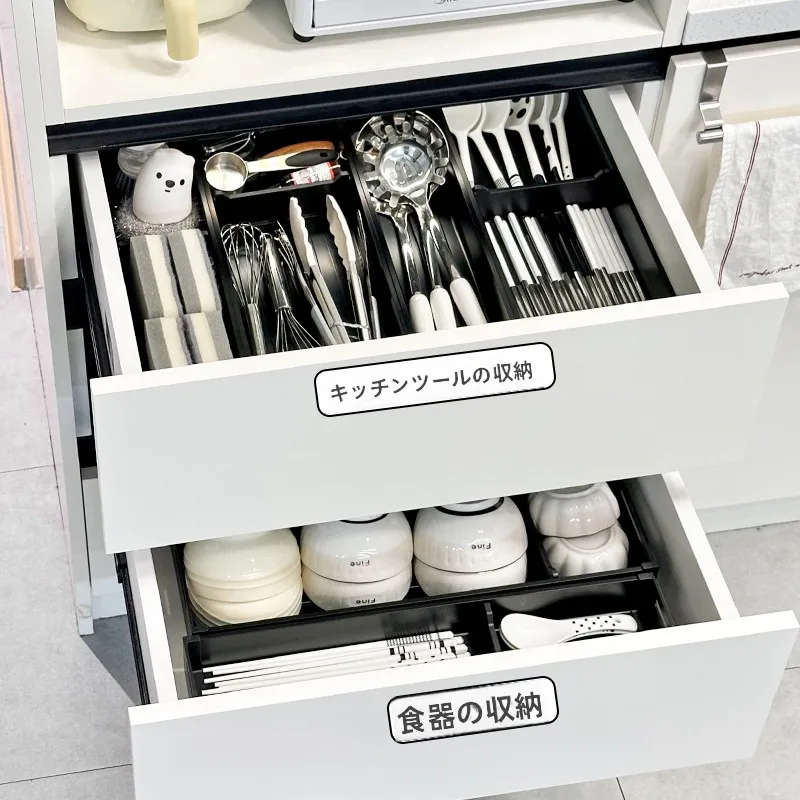 スライド式収納ボックスはキッチン引き出しに設置しやすく、カトラリーの取り分けが可能なシンプルな収納解決策