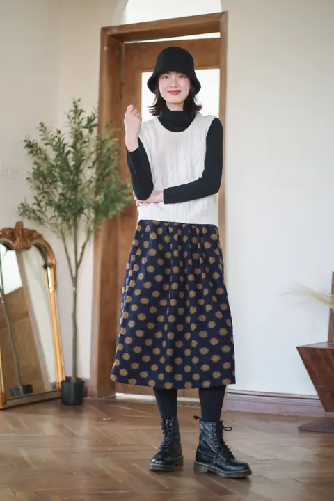 冬用ウールフレアスカート【ドット柄・ミディ丈・エレガントデザイン】