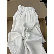 米白色のゆったりとしたワイドレッグパンツ【高級感・スタイル・女性用】