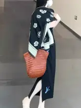 シンプルで使いやすい！山茶花デザインの厚手マルチストール【防寒・リバーシブル】