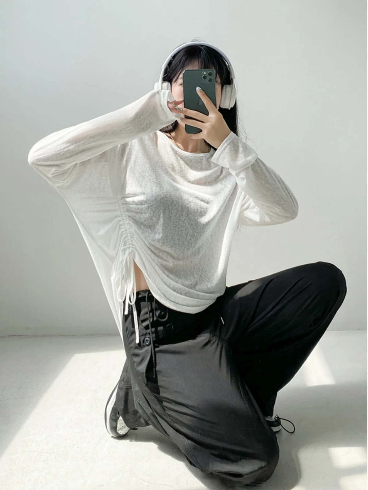 Tシャツが伸びるのを防ぐには？アイスシルクの長袖Tシャツが解決するリアルな悩み