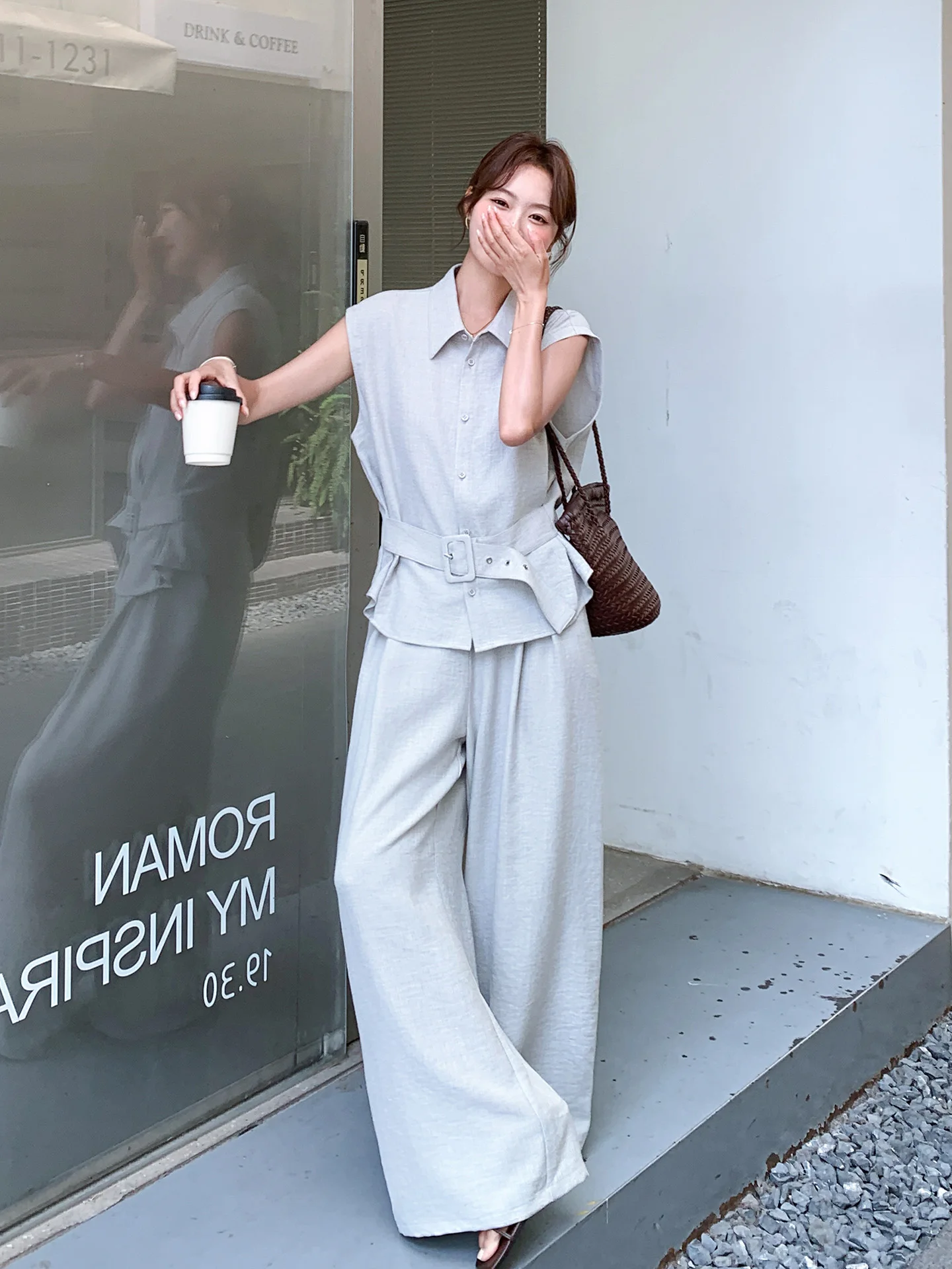 白シャツとベージュパンツの組み合わせで失敗しない着こなしは？
