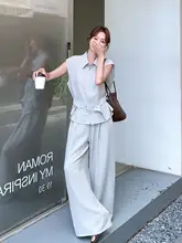 浅灰色のフレンチスタイル極簡素シャツ【フィット・ドローストリング・レディース】とワイドパンツ（セットアップ対応）