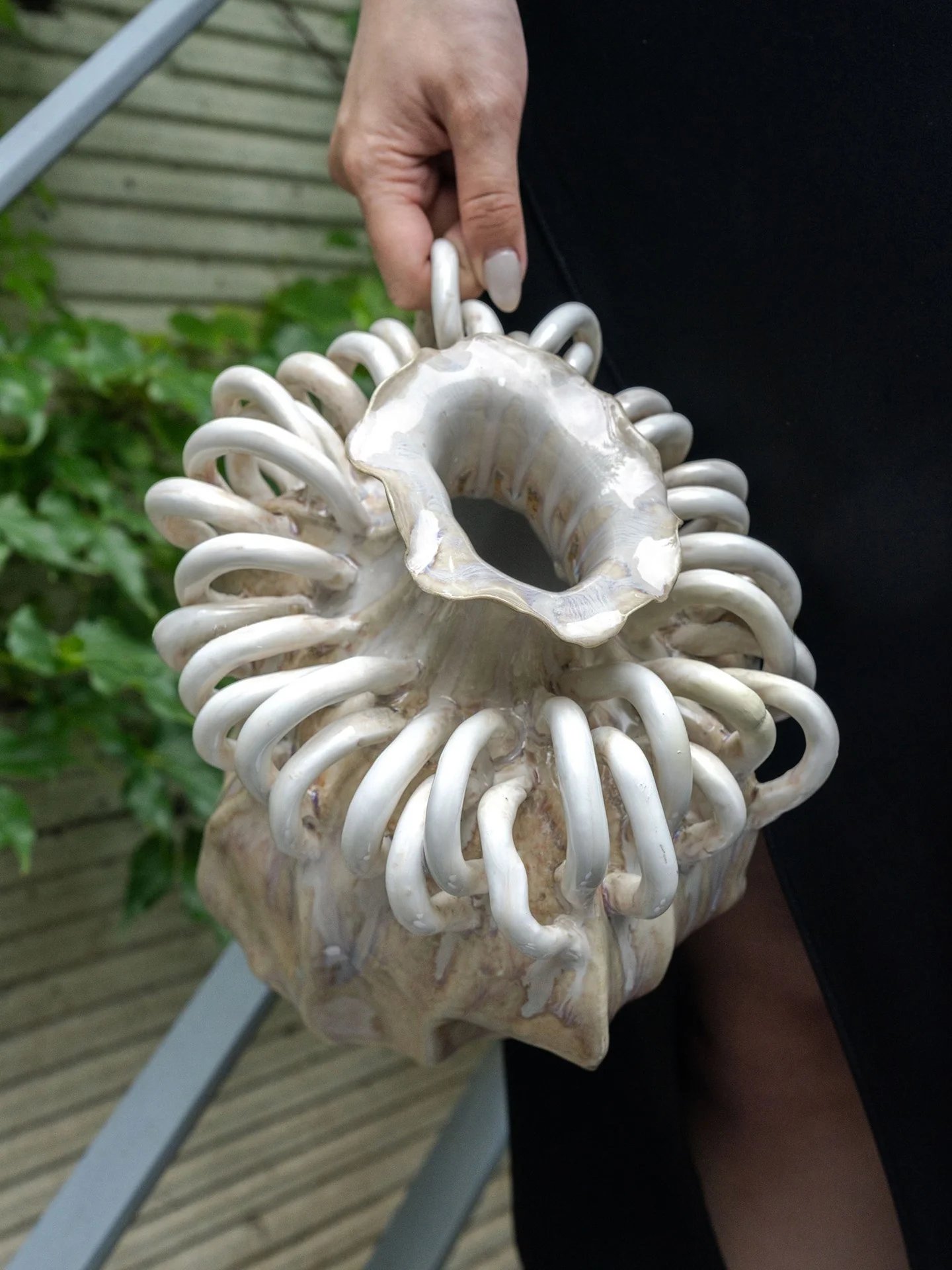 花瓶写真に何を置くのが絶対？アート感あふれる手作り花器が解決するリアルな悩み