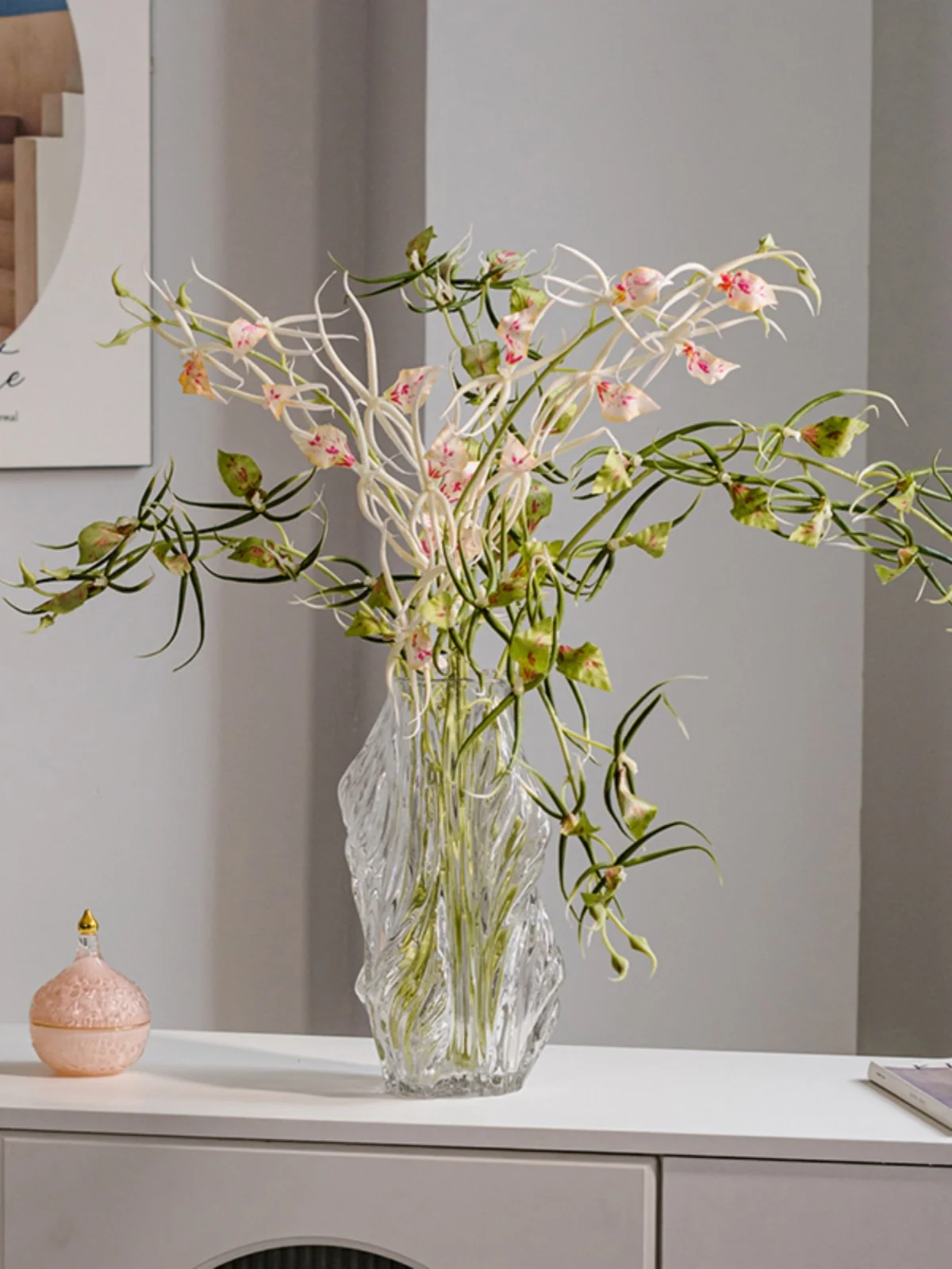 千鳥蘭をどう選ぶ？庭に植えるハエトリグサと比べて、造花の魅力はどこにあるのか