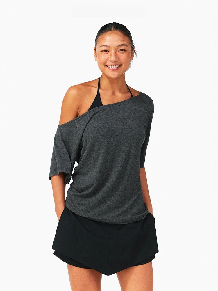 人気のモード系Tシャツとは？斜め肩デザインが話題の「感・女性用」Tシャツで通勤スタイルを変える