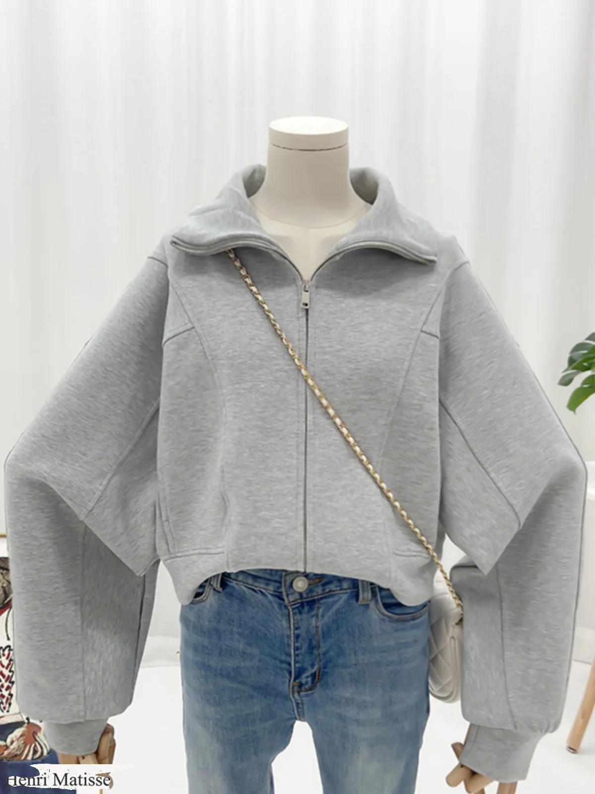 デニムジャケット コーデの悩みを解決！ミニマル短丈ジップアップの完全ガイド
