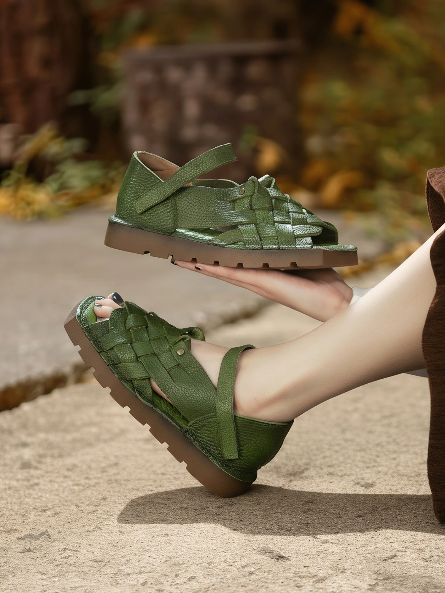 ローマ風サンダル：真皮製穴あけデザインが提供する女性向け通気性と足への負担軽減