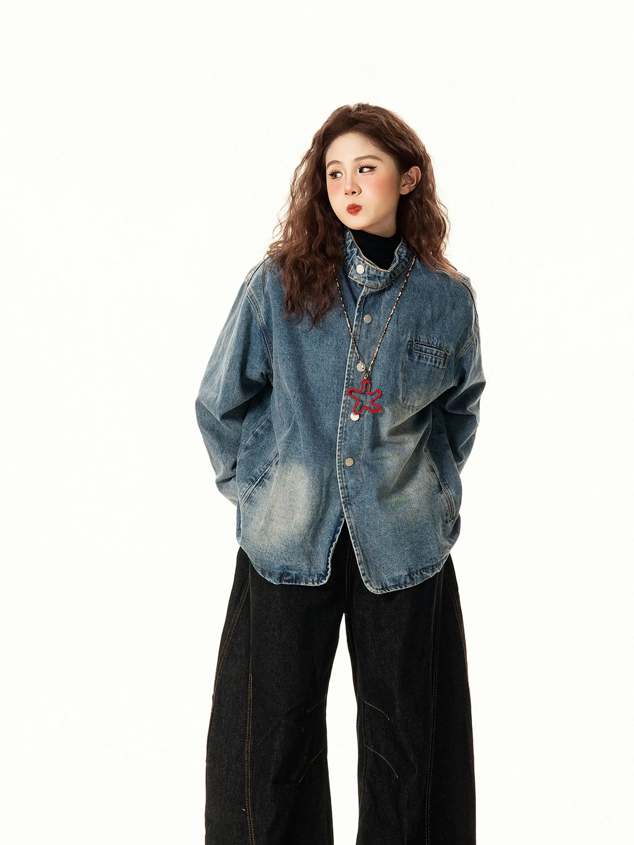 ノー カラー デニム ジャケット はどのようなデザインで、どんなシーンに適しているか