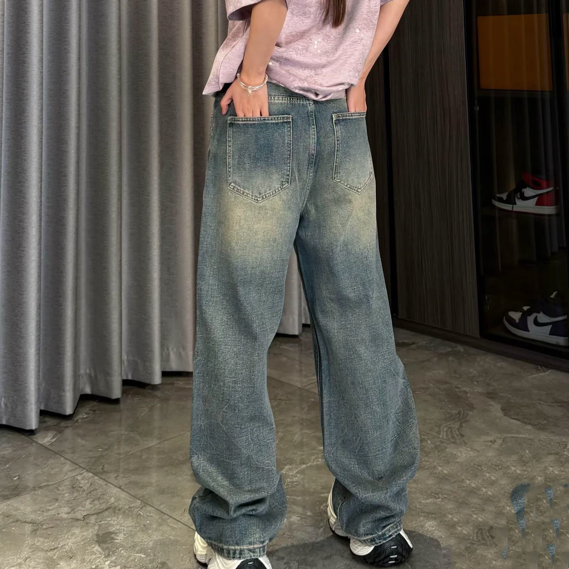 ヴィンテージ風ウォッシュ加工デニムパンツ：直筒デザインと高級感を実現する着こなしの基盤