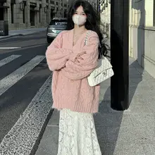 ゆったりとしたデザインのニットカーディガン【秋冬用・柔らかいピンク・女性用】