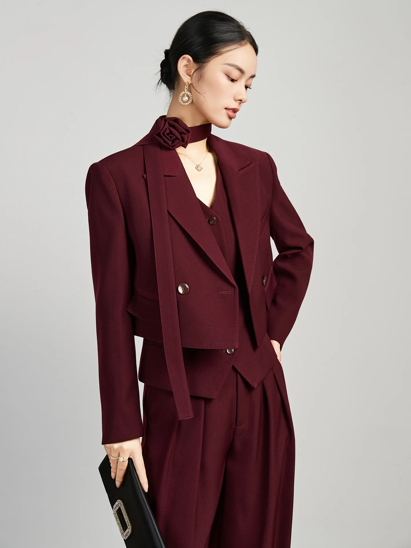 ボルドー色のジャケットとパンツ、どう選ぶべきか？