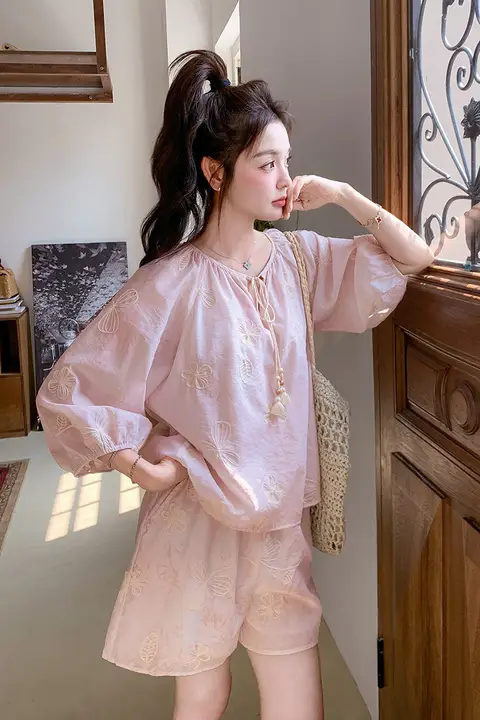 夏の美しいリゾート風コーディネート【中華風・刺繍デザイン・トップスとショートパンツ】（セットアップ対応）