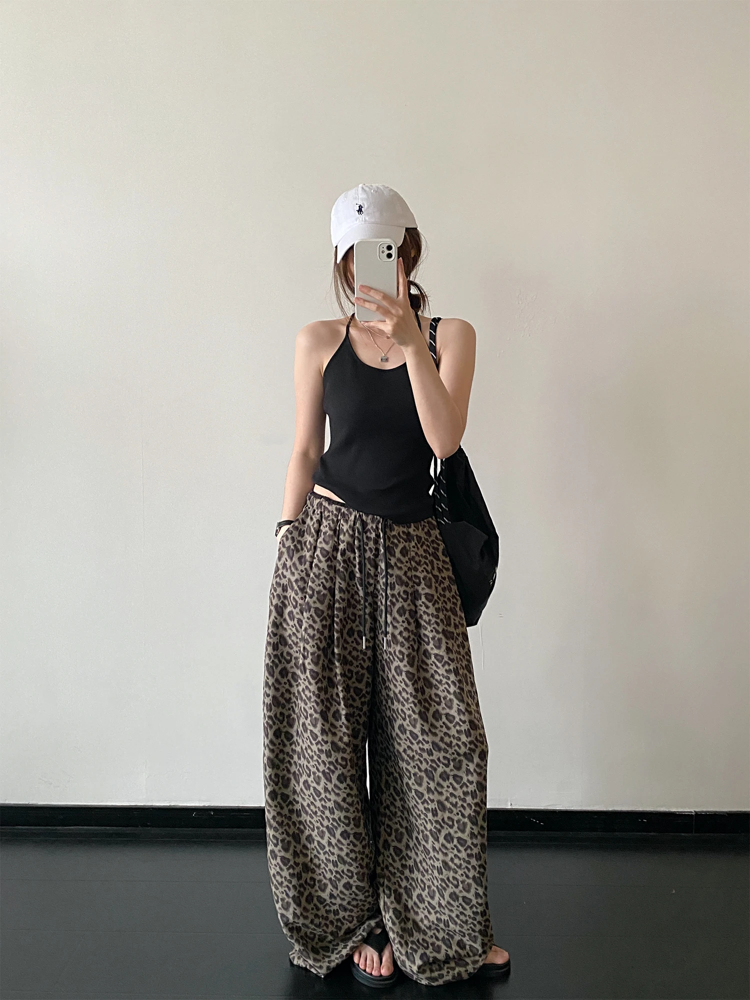 楽なパンツ レディースは、本当に「楽」に着られるのか？