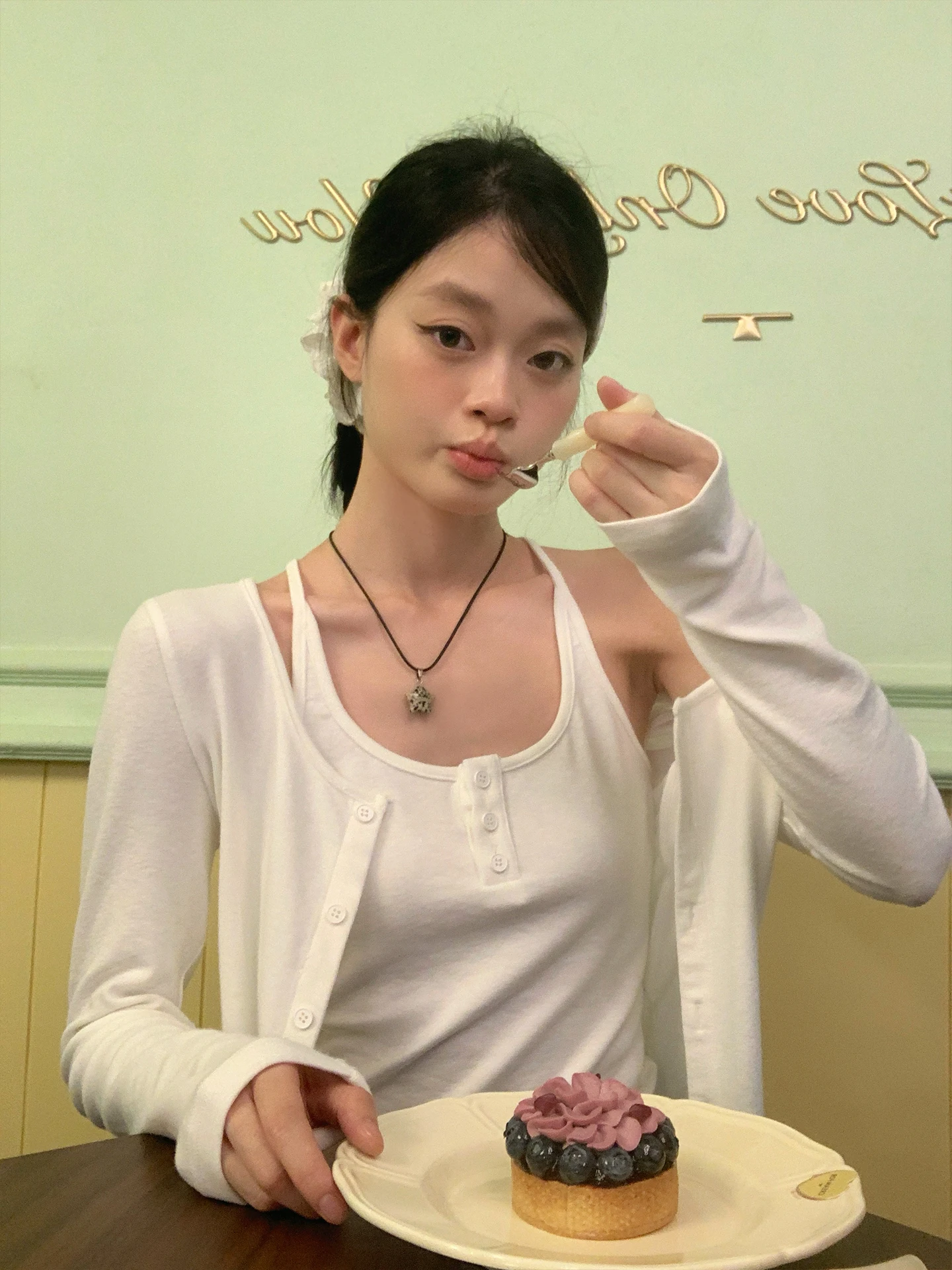 白色の薄手カーディガン【夏用・防晒・通気性・フィット感・ショート丈】