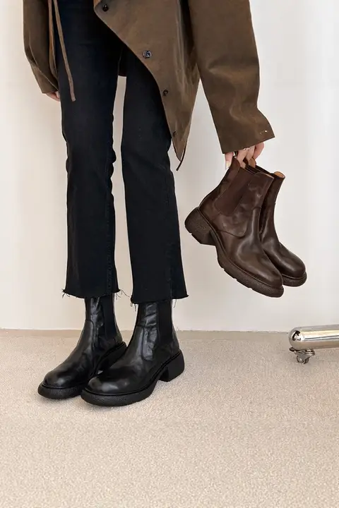 レトロデザインの太ヒールチェルシーブーツ【ラウンドトゥ・厚底・ショートブーツ・イギリス風】