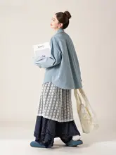 春のおしゃれにぴったり！ブルーの立て襟ワイド袖シャツ【女性用・フィット】