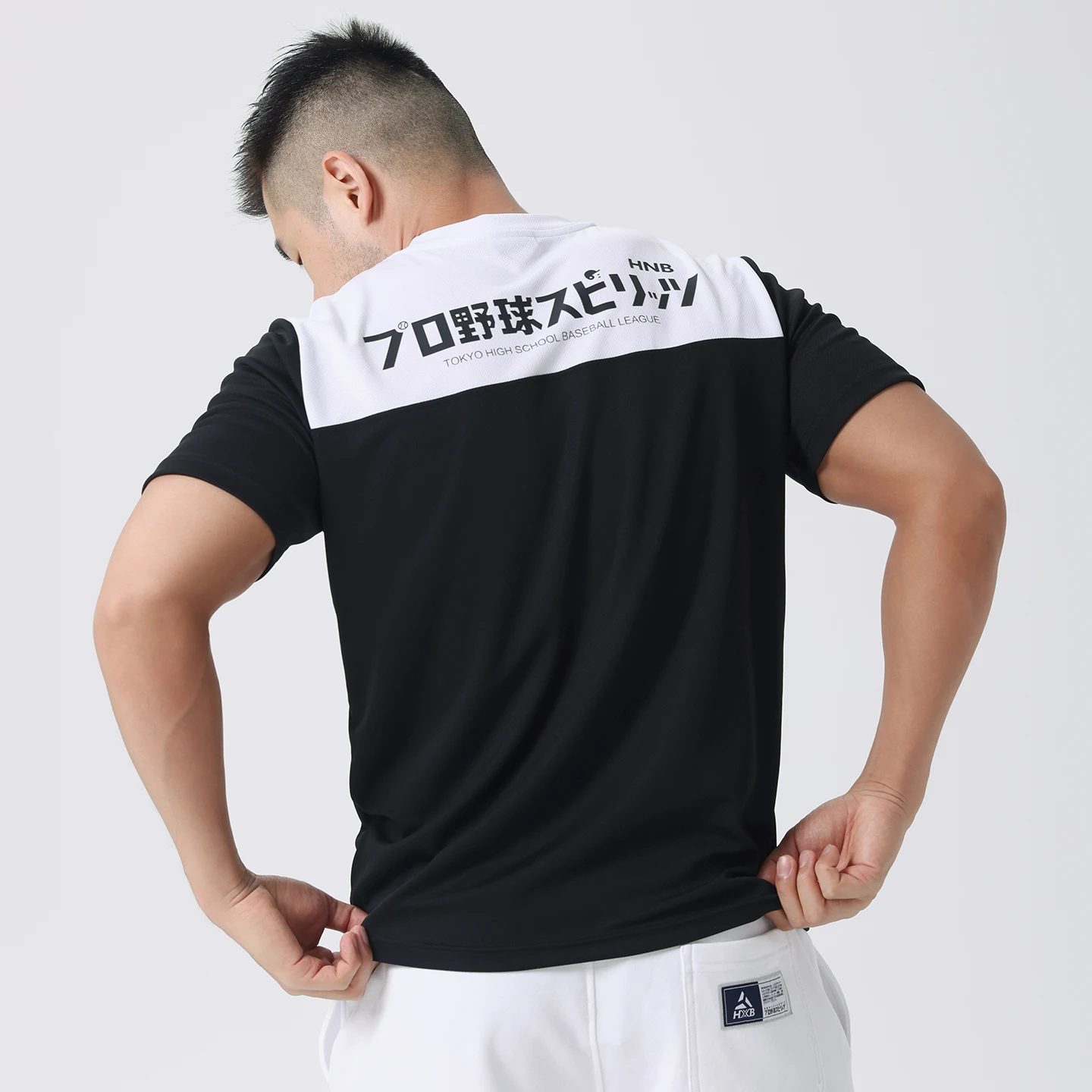 スポーツトレーナーとは何か：男性用速乾Tシャツの機能と実用性を解説