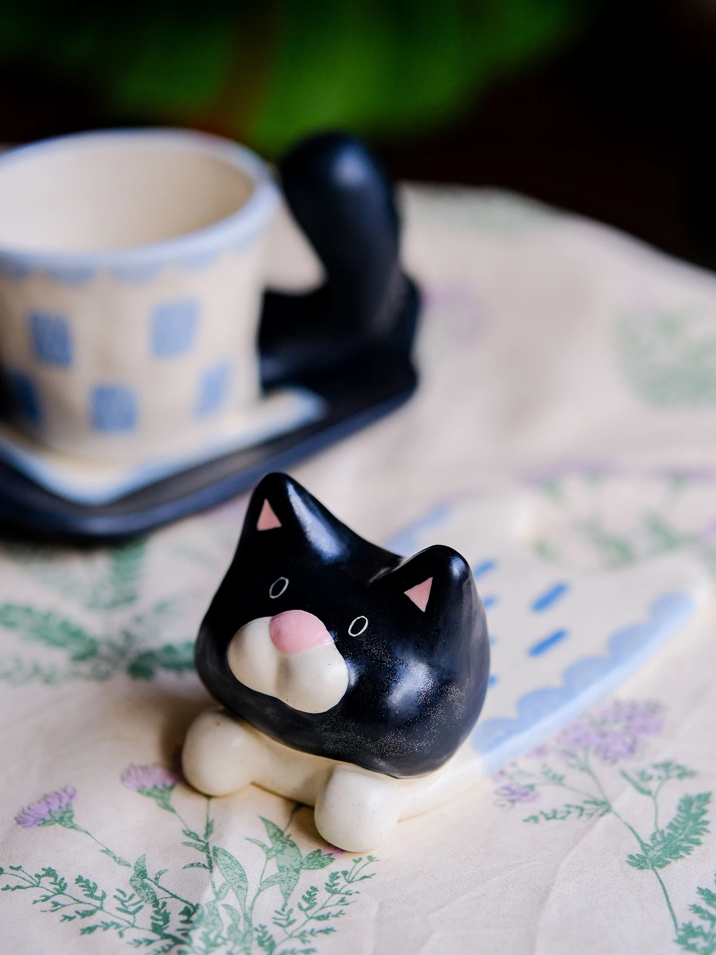 「陶器のマグカップで心を癒す方法は？猫と星のデザインが人気な理由を解説