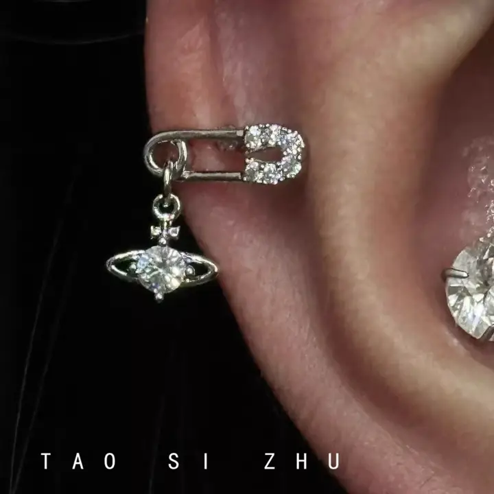 満天の星をイメージしたダイヤモンド風ペイント耳骨ピアス【チタン鋼製・取り外し不要】