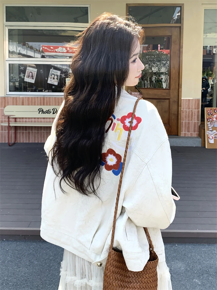 刺繍入りデニムジャケット：トレンドデザインで日常を彩る女性向けジャケット