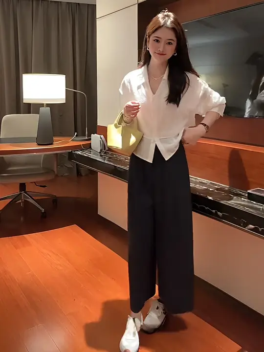 夏にぴったりなハイウエストストレートパンツと上質なトップスのコーディネート（セットアップ対応）
