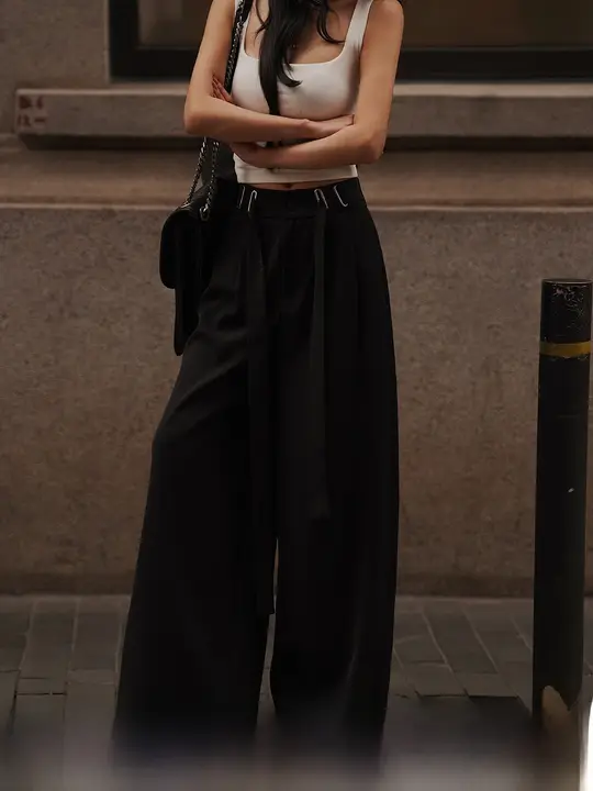 黒のデザインカジュアルスーツパンツ【高ウエスト・ゆったりストレート・ワイドレッグ】（セットアップ対応）