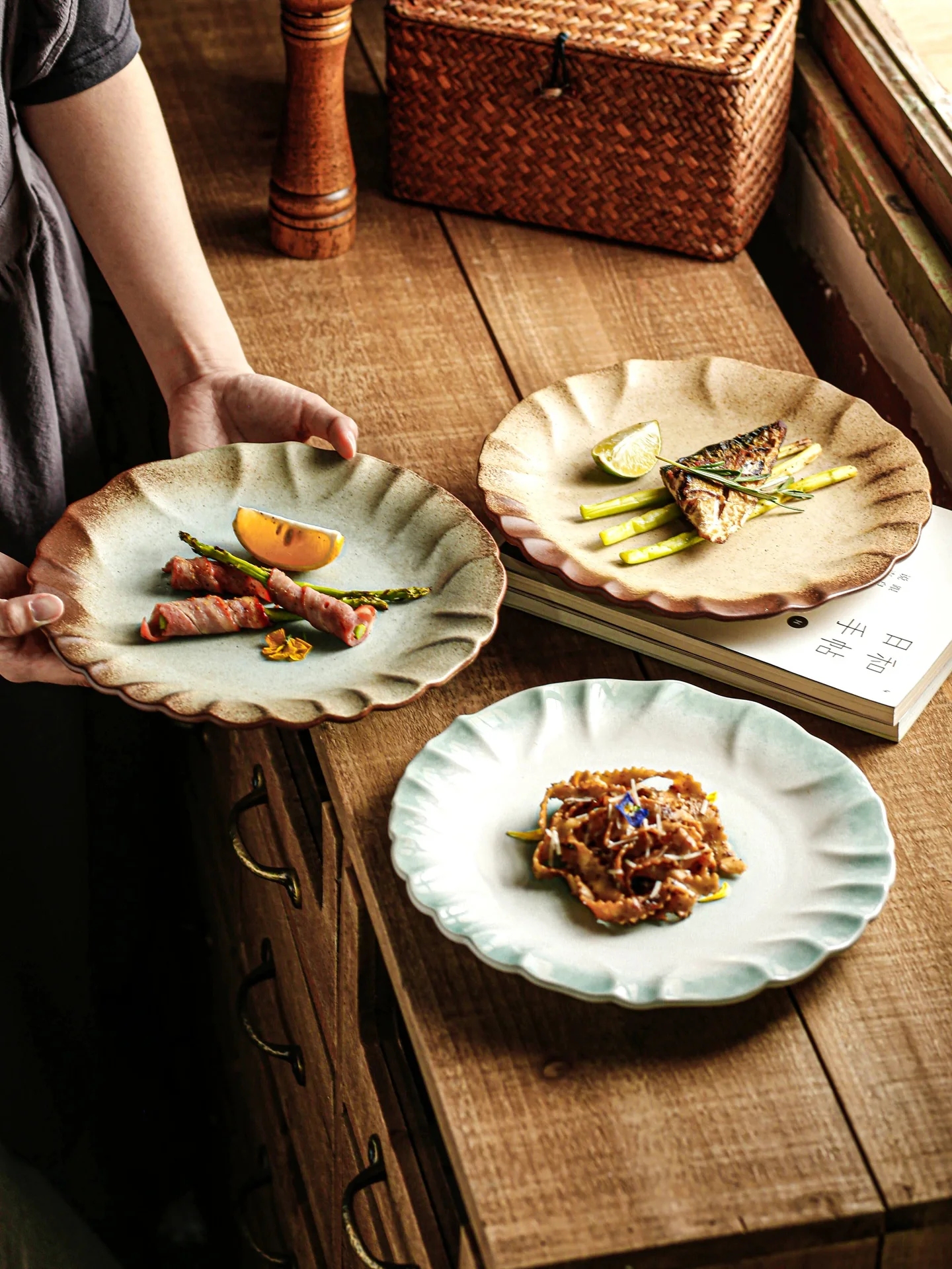 おしゃれなデザインの高級西洋料理用平皿：侘寂風の粗陶製浅皿が日常の食卓を彩る