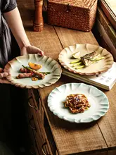 おしゃれなデザインの高級西洋料理用平皿【粗陶製・浅皿・花縁付き】