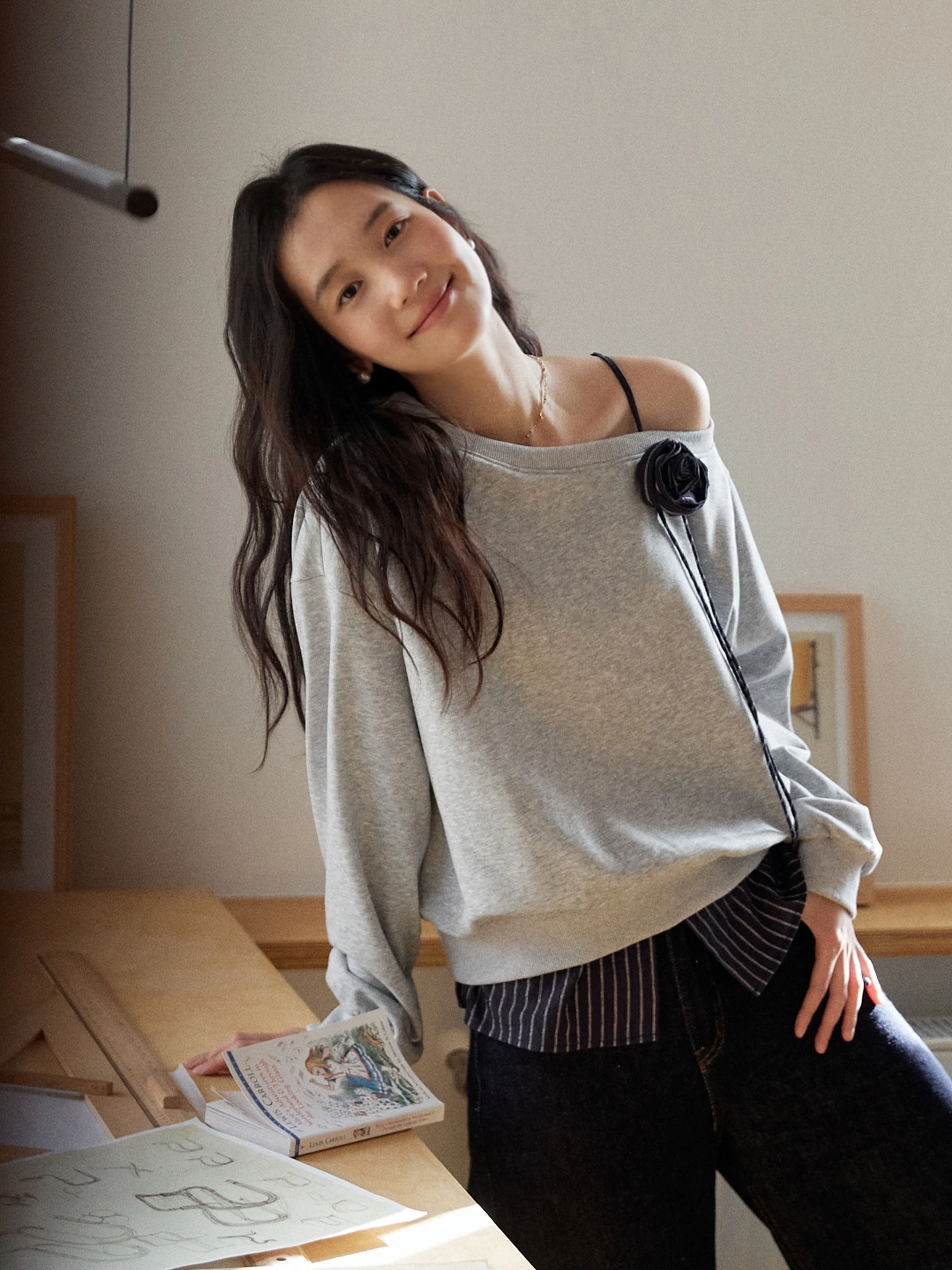春用立体花柄斜肩露出トップス：tシャツワンピース コーデ とろみシャツ コーデ に最適なゆったりシルエット