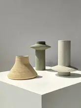 モダンデザインの陶製フラワーベース【折り紙スタイル・インテリア装飾用】