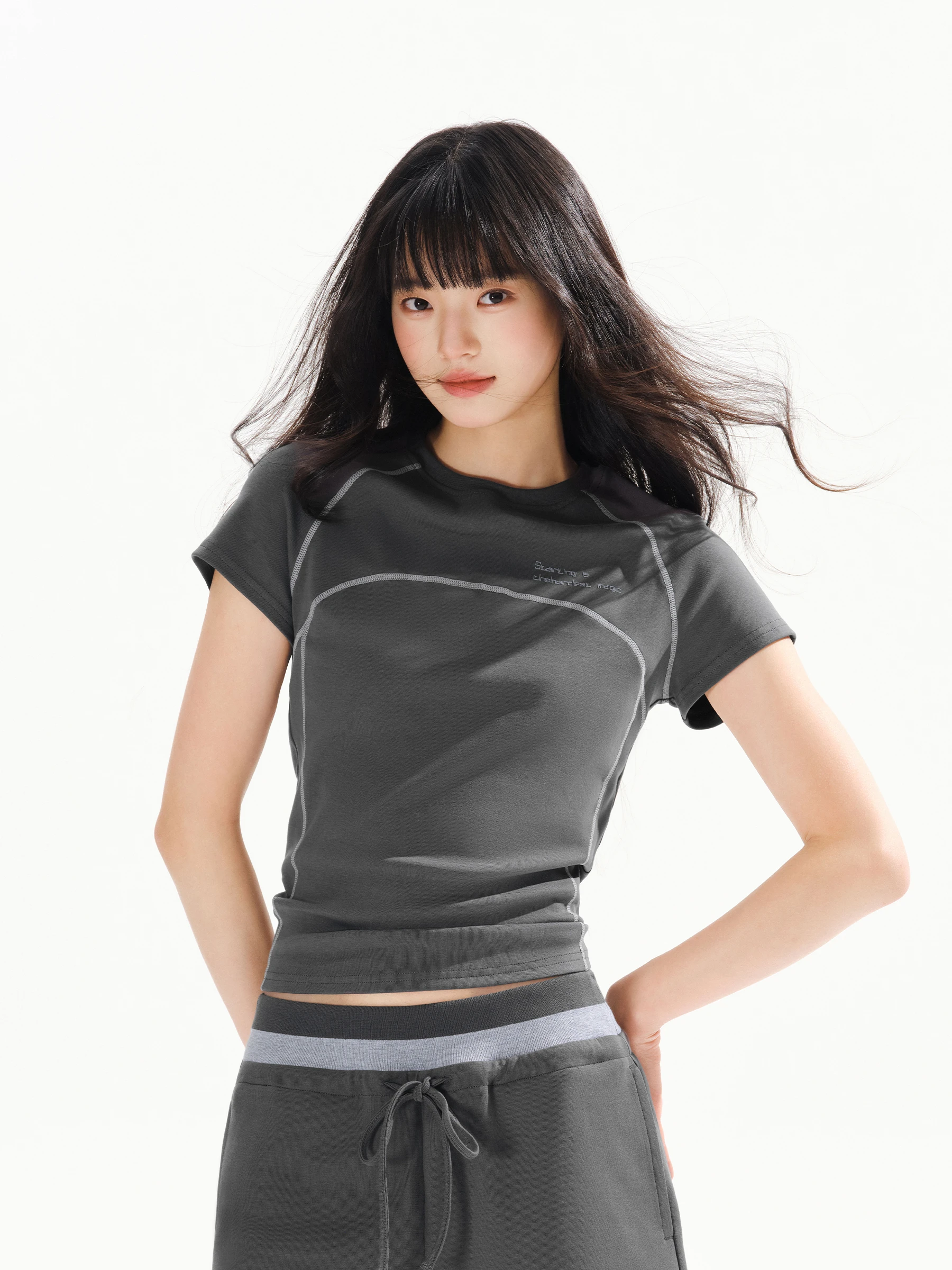 スポーティなラウンドネックTシャツ：40代女性のスポーツカジュアルに最適なデザインとフィット感