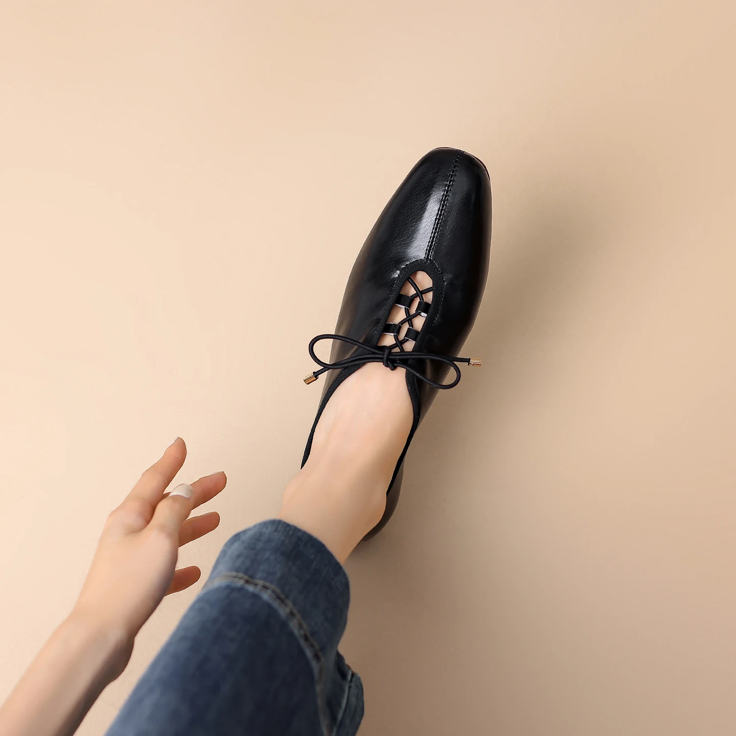 セパレート パンプスとは？レトロなデザインのクロスストラップローファーの実用性と使い方