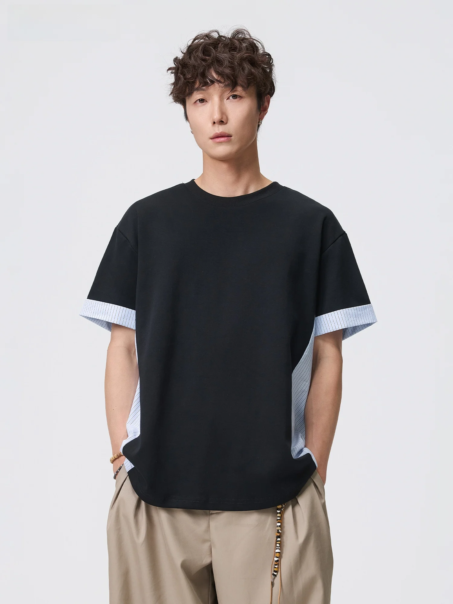 白と水色のバイカラーTシャツ：美式スタイルの夏用ゆったりデザイン