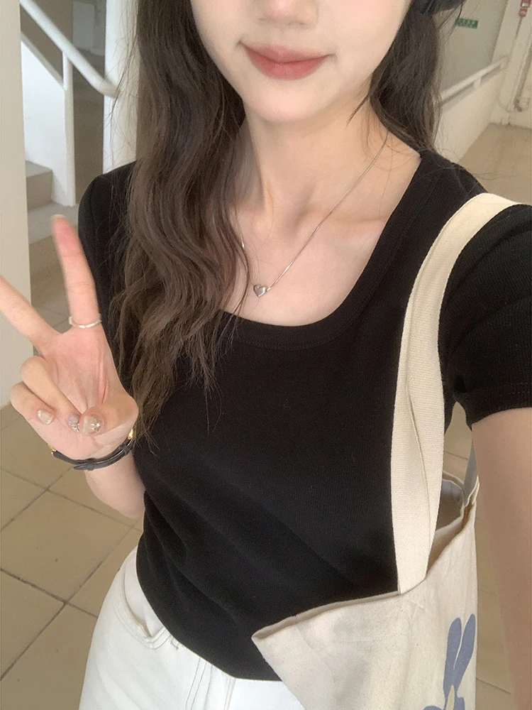UネックTシャツはどんな感じ？小柄さんでも着やすいシンプルデザインが今、注目されている！
